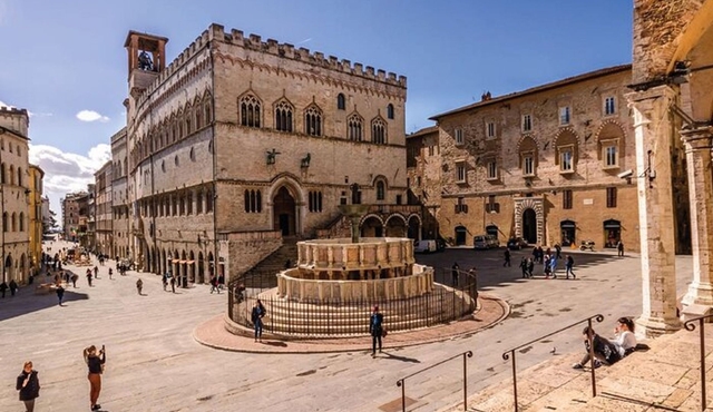 Perugia Walking Tour with Audio and Written Guide by a local