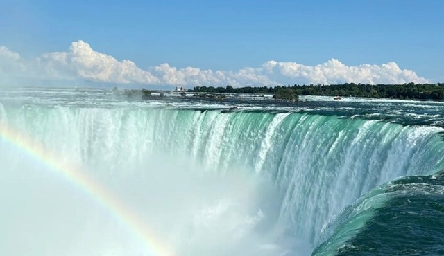 Toronto Car Tour with Sandhurst Highlights