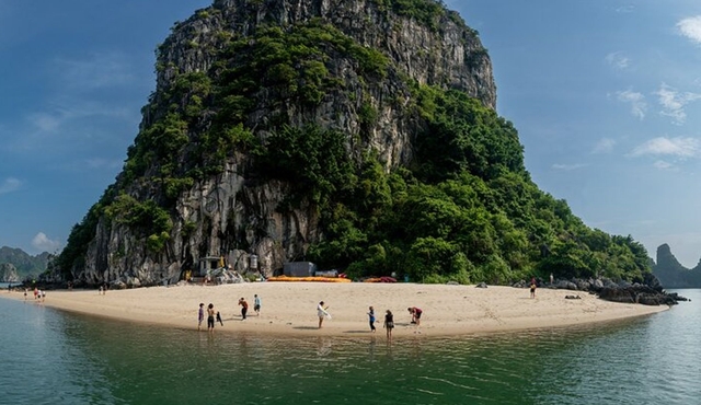 Stunning Halong & Bai Tu Long Bay with Swan Cruise 2 Days 1 Night