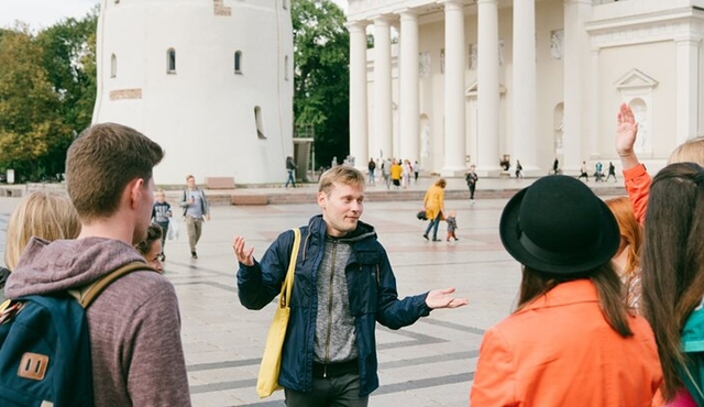 Vilnius Old Town Walking Tour with Snacks