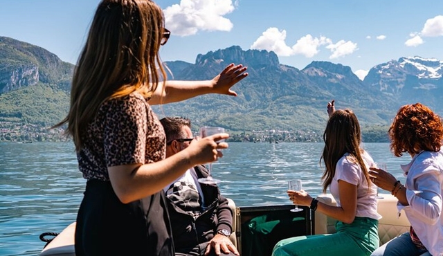 Guided tour of Annecy + Fondue cruise on the lake from Lyon