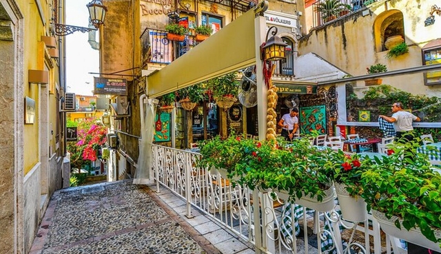 White lotus tour - Transfer and guide from Catania