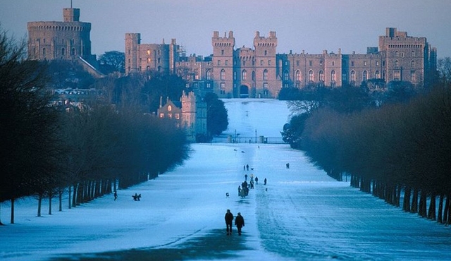 Salisbury, Bath, and Windsor from London Christmas Day Tour