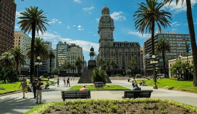Montevideo Day Trip from Buenos Aires with Lunch and Transfers