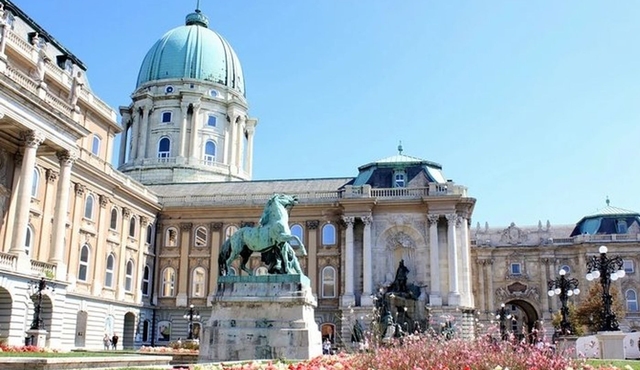 Buda Castle walking tour and Budapest Evening cruise package