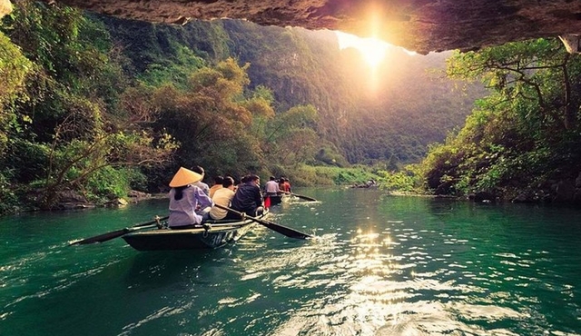 Full-Day Tour to Bai Dinh Pagoda and Trang An Ecosystem