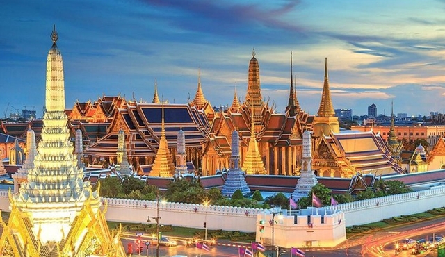Bangkok Glittering Sunset Tour : Iconic Temples & Attractions