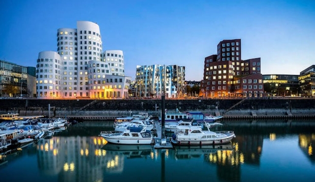 Explore Düsseldorf in 1 Hour with a Local