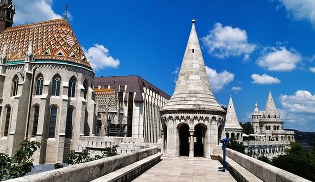 Private Buda and Pest tour by car with professional guide