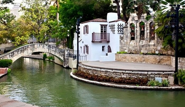 San Antonio Highlights Private Walking Tour with a Guide