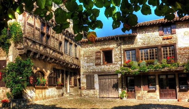 Perouges and Annecy from Lyon Private Tour with Hotel Pick‐up