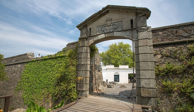 Colonia guided city tour from Montevideo
