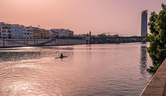 Sunset kayaking experience in Seville