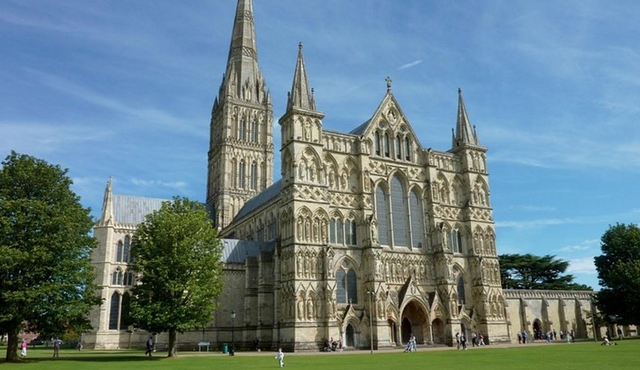 Stonehenge, Windsor Castle, Salisbury Private Tour From London