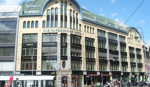 Berlin City Walking Tour of Scheunenviertel and Hackesche Höfe in Berlin Mitte