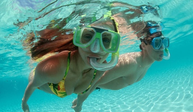 Sail and snorkel catamaran tour in Nassau