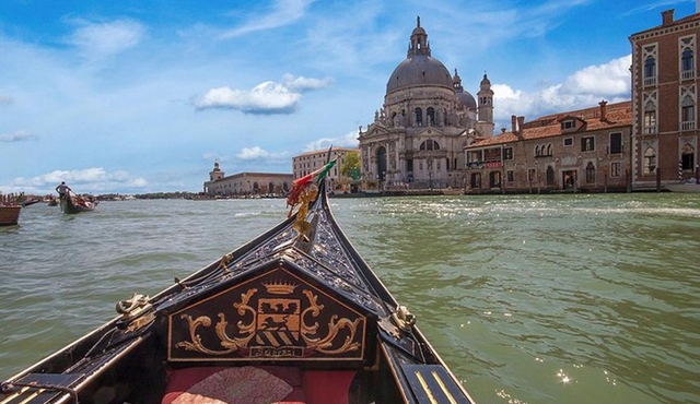 Enchanting Venice: Private Gondola Experience