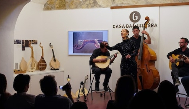 Porto: Fado Concert in Casa da Guitarra with Port Wine