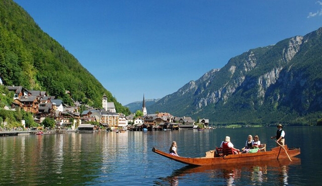 Guided excursion to Hallstatt in the Salzkammergut from Vienna