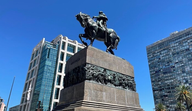 Montevideo: Historical and Diverse (Walking) (Spanish and/or Portuguese)