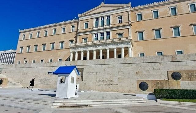 Athens: Explore Anafiotika Plaka and Sandal Shopping Walking Tour