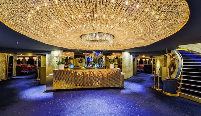 Lido de Paris Private Round‐trip Transfer