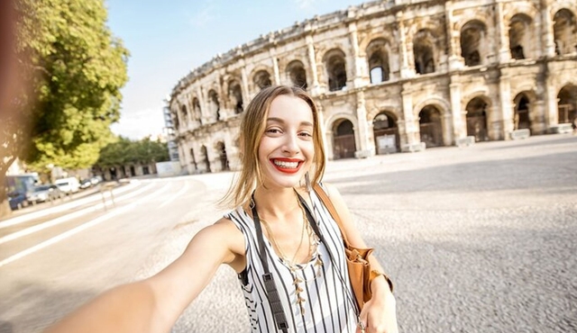 Nimes: Ancient Roman Arena Ticket & Old Town Audio Tour