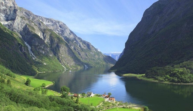 Private roundtrip from Oslo to Sognefjord via Flam