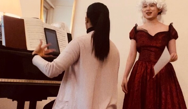 Viyana'da Mozart Kostümüyle Mozart Şarkıları Söylemek