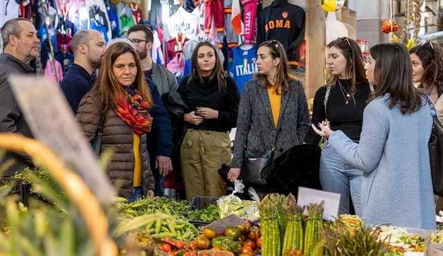 Private market tour and cooking class with lunch or dinner in Foligno