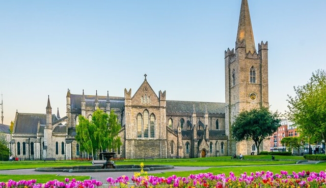 Skip-the-line Book of Kells and Dublin Old Town Private Tour