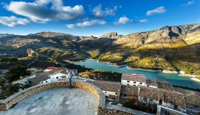 Guadalest and Algar waterfalls tour from Alicante