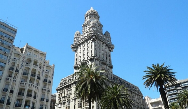 Guided Walking Tour in Montevideo
