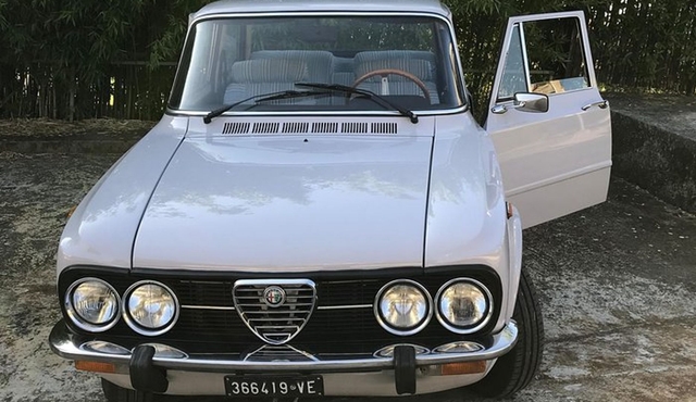 4 Hour Guided Tour in Vintage Alfa Romeo through Rome and Surroundings