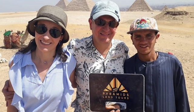 Giza Pyramids and Sphinx: Guided Day Tour from Cairo