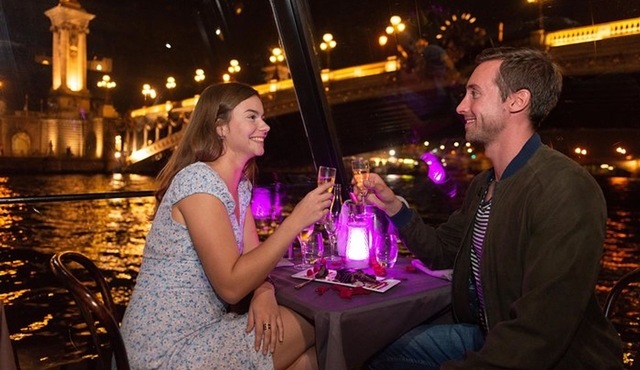Paris Romantic Seine River Dinner Cruise with 3 Courses and Glass of Champagne