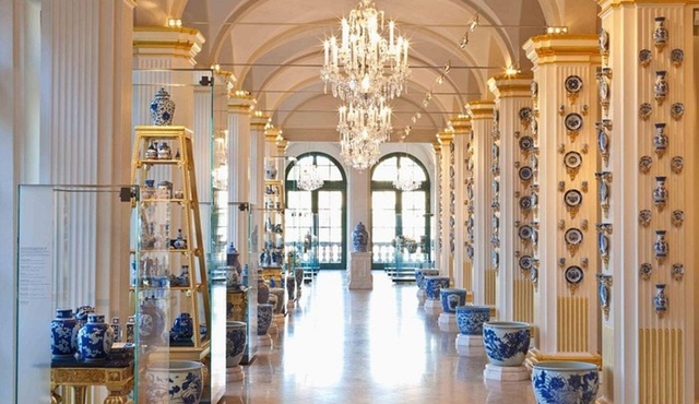 Private transfer from Berlin to Prague with Meissen Porcelain Manufactory stop
