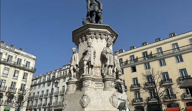 Secrets Behind the Lens: Lisbon Iconic Photo Adventure