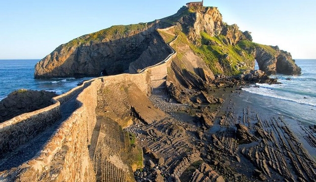 Gaztelugatxe with access, Bermeo and Gernika from Bilbao