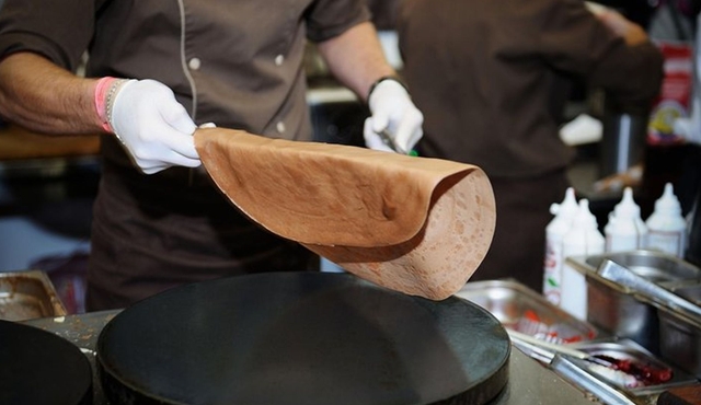Paris: Seine River Cruise & French Crepe Tasting At The Foot of the Eiffel Tower