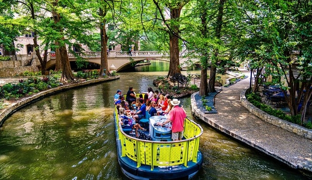 Half‐Day San Antonio and Alamo Guided Walking Tour