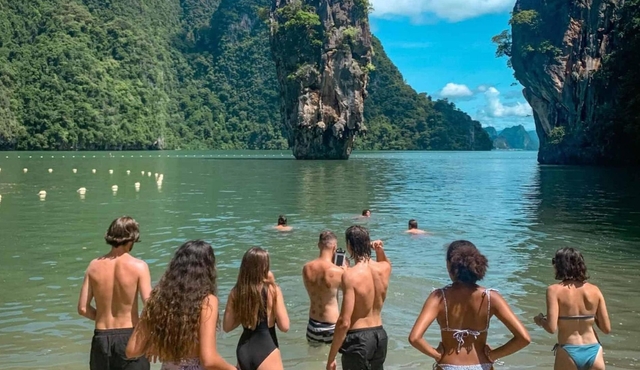 James Bond and Beyond with Spanish Speaking Guide
