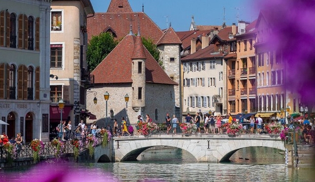 All Inclusive Food Tour of Annecy Old Town with Local Guide