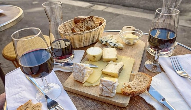 Tour storico a piedi nel quartiere Le Marais di Parigi con degustazione di vini e formaggi