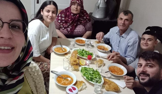 Food tasting with a local family in Istanbul