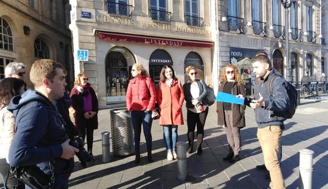 Walking guided tour at Bordeaux by night
