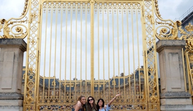 Palace of Versailles: Skip The Line Ticket + Guided Tour + Transport from Paris