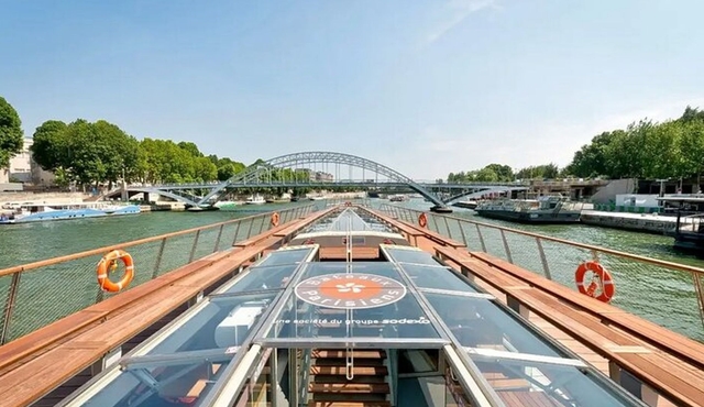 Seine Cruise & Crepe Tasting near the Eiffel with Hotel Pick up