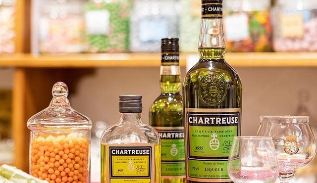 Lyon Food Tour: Les Halles de Lyon Paul Bocuse and Old Lyon