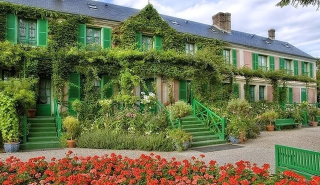 Giverny & Versailles Day Trip From Paris with Professional Guide